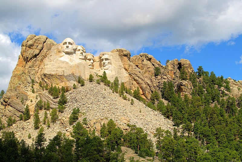 No entanto, a descoberta de ouro na reserva de Black Hills fez crescer o olho do governo, que ou a promover campanhas militares para se apossar do território.

