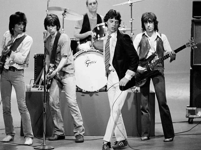 AlÃ©m disso, o nome de Holly tambÃ©m foi imortalizado por bandas como The Rolling Stones, que gravaram "Not Fade Away", e pelos The Hollies, grupo britÃ¢nico que tambÃ©m se inspirou no nome de Holly.-