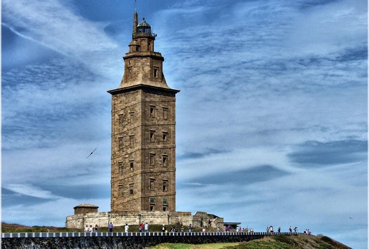 Torre de Hércules, Espanha - Também conhecida como Farol de Brigantium, é o mais antigo em atividade no mundo (Construído entre os séculos 1 e 2 d.C). Já passou por reformas e adaptações. Boa parte não é inteiramente original.  Desde 2009, é Patrimônio Mundial da UNESCO.