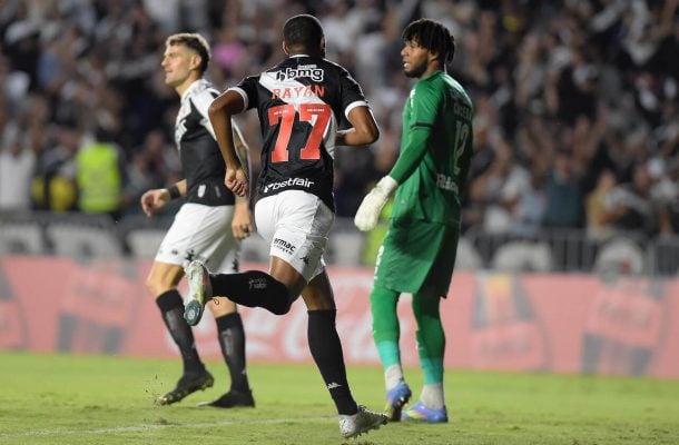 MELGAR - Foi dominado pelo Vasco. Finalizou mais vezes no primeiro tempo, mas faltou eficiência. No segundo tempo, teve mais a bola, mas errou muitas tomadas de decisões e perderam oportunidades de transformar o lance em uma chance mais perigosa. Defensivamente mostrou muitas fragilidades. NOTA: 4,0 - Foto: Divulgação/Conmebol