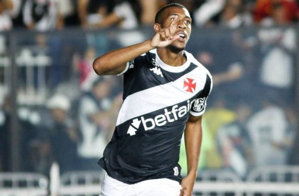 RAYAN - Cada vez mais confiante com Diniz. Foi muito acionado, fez um belo gol e criou boas jogadas. NOTA: 7,0 - Foto: Divulgação/Vasco