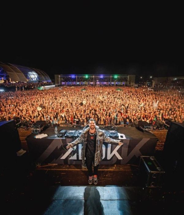 A popularidade de Alok é comprovada por números impressionantes: ele é um dos DJs mais seguidos do mundo, com mais de 28 milhões de fãs no Instagram, além de mais de 10 bilhões de streams no Spotify.