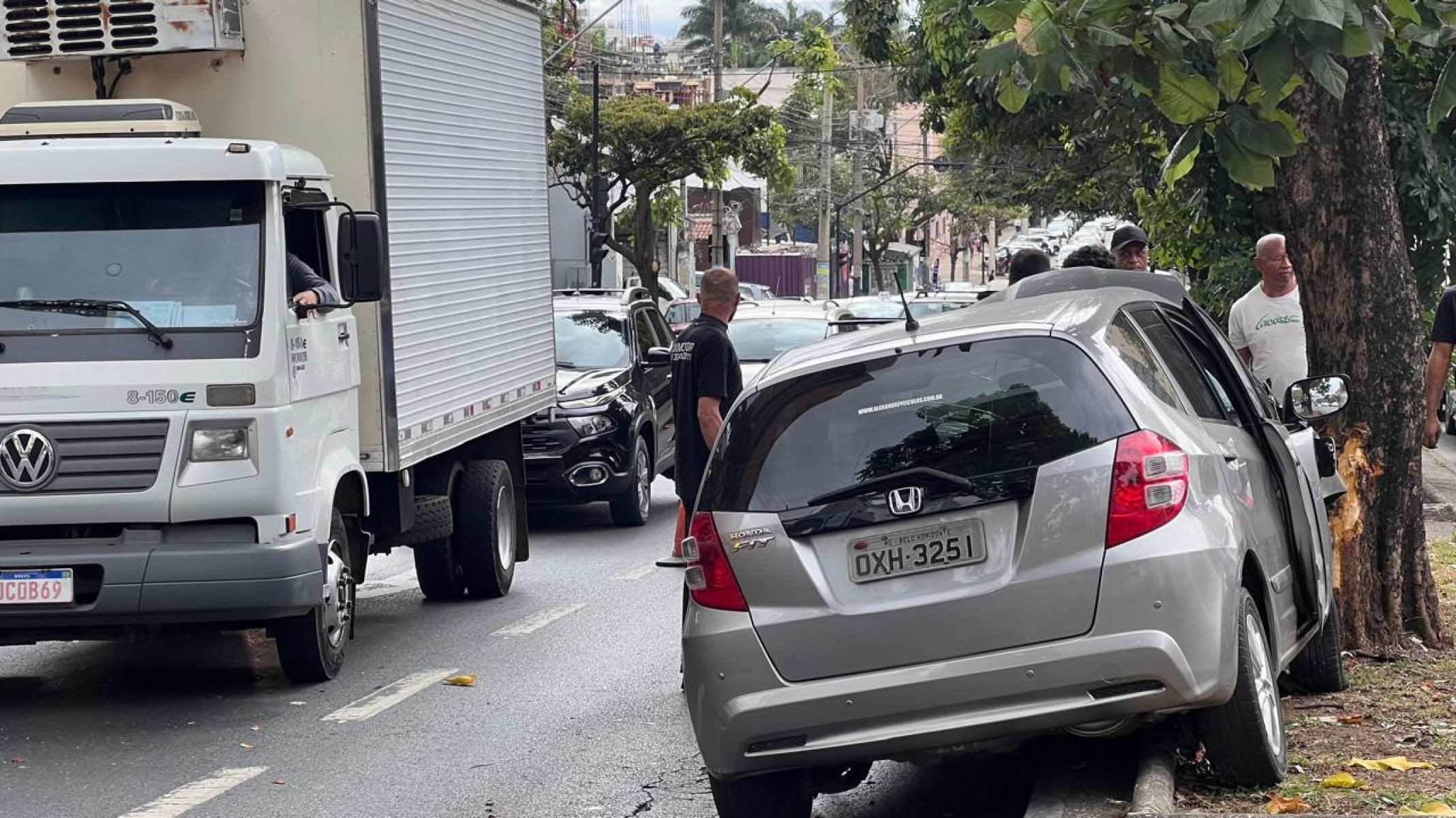Mulher passou mal ao volante e bateu em quatro veículos, sendo que três estavam estacionados-Edésio Ferreira/EM/DA Press