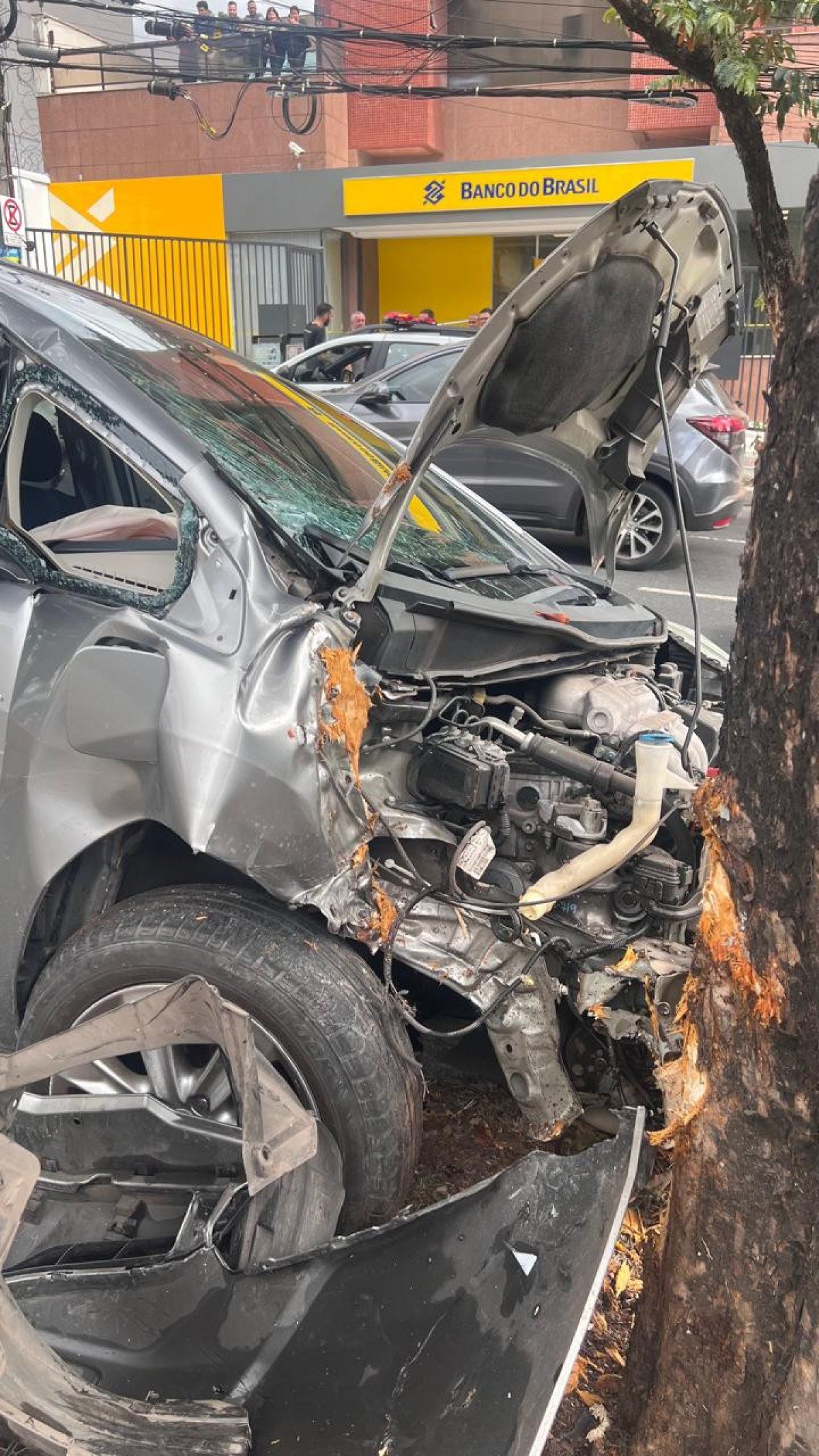 Mulher passou mal ao volante e bateu em quatro veículos, sendo que três estavam estacionados-Edésio Ferreira/EM/DA Press