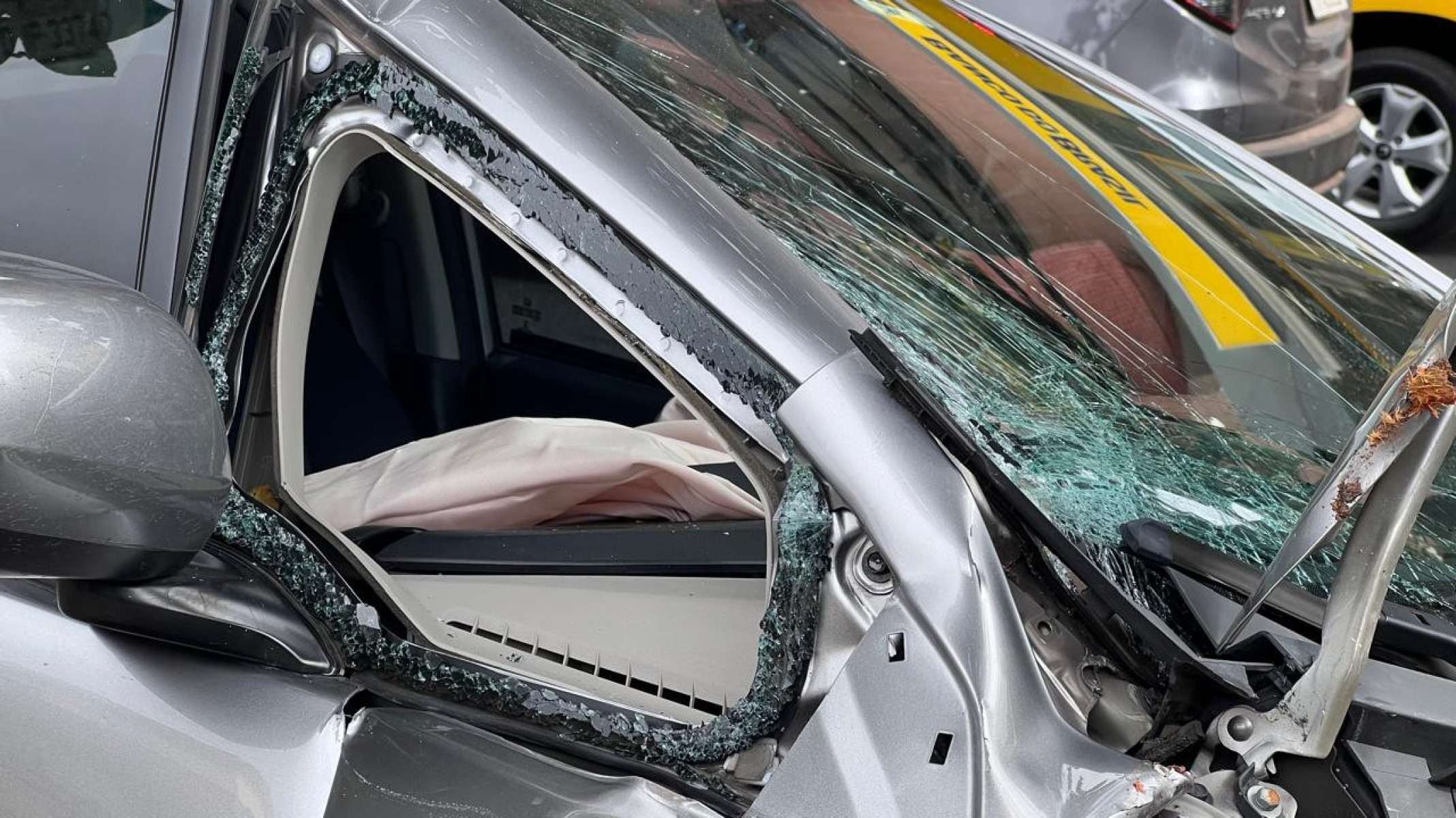 Mulher passou mal ao volante e bateu em quatro veículos, sendo que três estavam estacionados-Edésio Ferreira/EM/DA Press