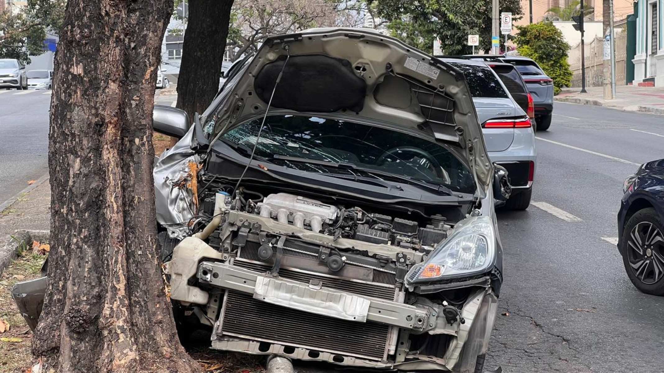 Mulher passou mal ao volante e bateu em quatro veículos, sendo que três estavam estacionados-Edésio Ferreira/EM/DA Press