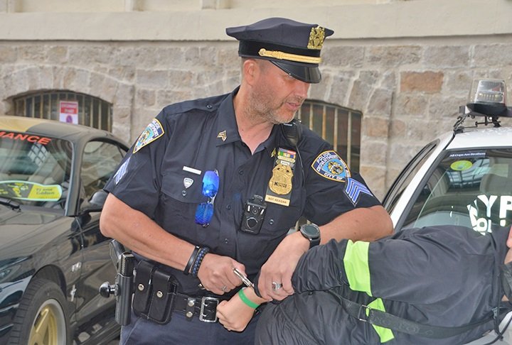 Mas os funcionários, em vez de se juntarem ao bandido,  chamaram a polícia.