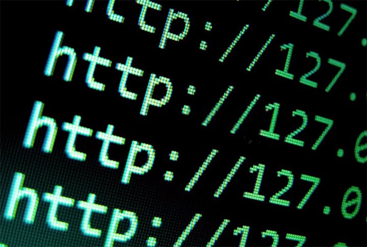 A polícia rastreou o IP do computador usado pelo bandido para o envio da mensagem, foi até lá e o prendeu. 