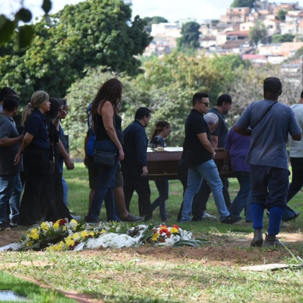 Sob aplausos, idosa que morreu após comer torta é enterrada em bh