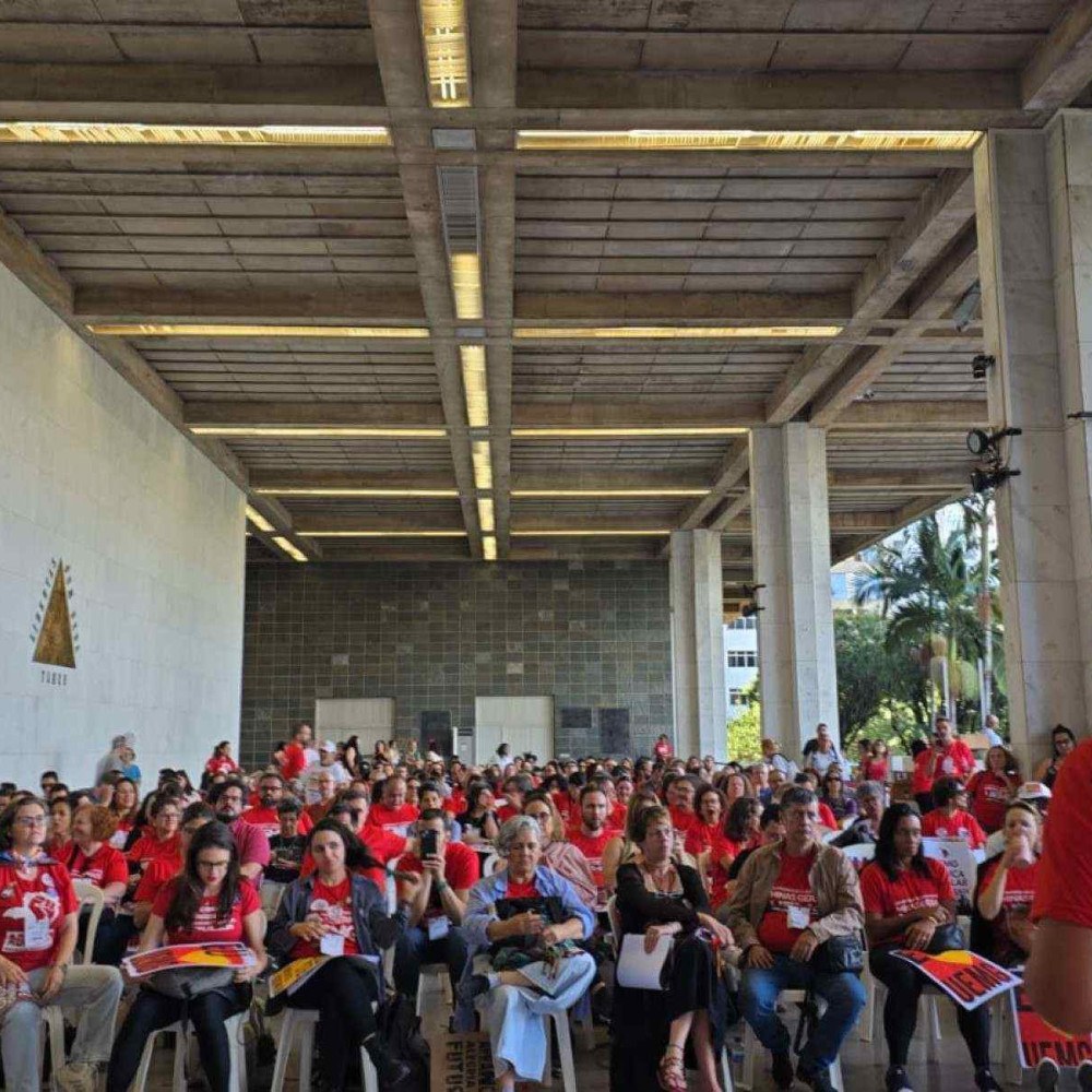 Professores, servidores e alunos lutam pela sobrevivência da Uemg