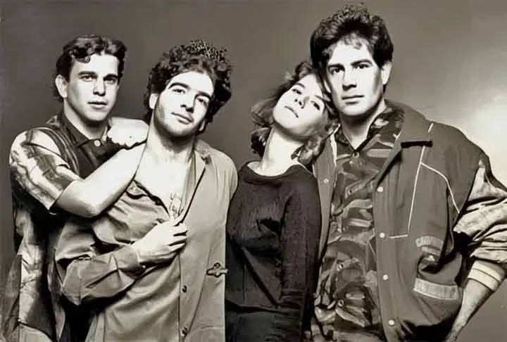 A banda ganhou reconhecimento nacional, logo em sua primeira participação com duas músicas, no LP “Rock Voador” da Warner, que reunia bandas lançadas pela gravadora. O primeiro grande sucesso foi “Distração". 