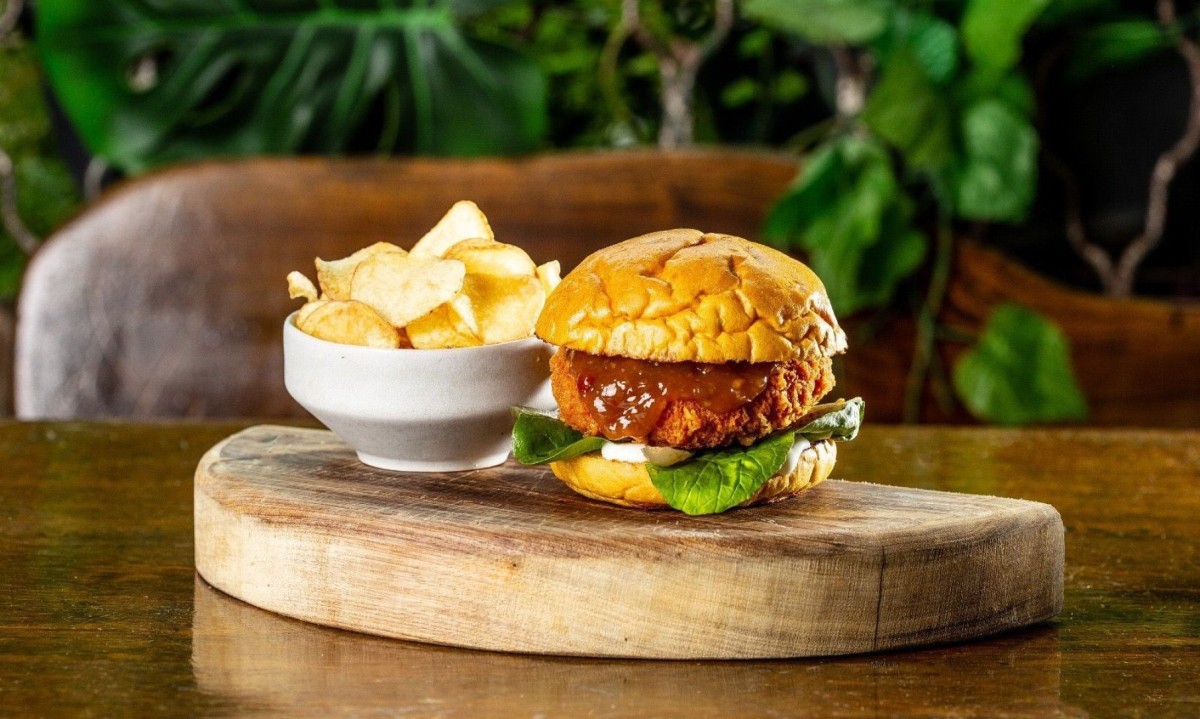 O Skewer Burger é um lançamento do Jângal que leva um blend de frango e bacon empanado no parmesão