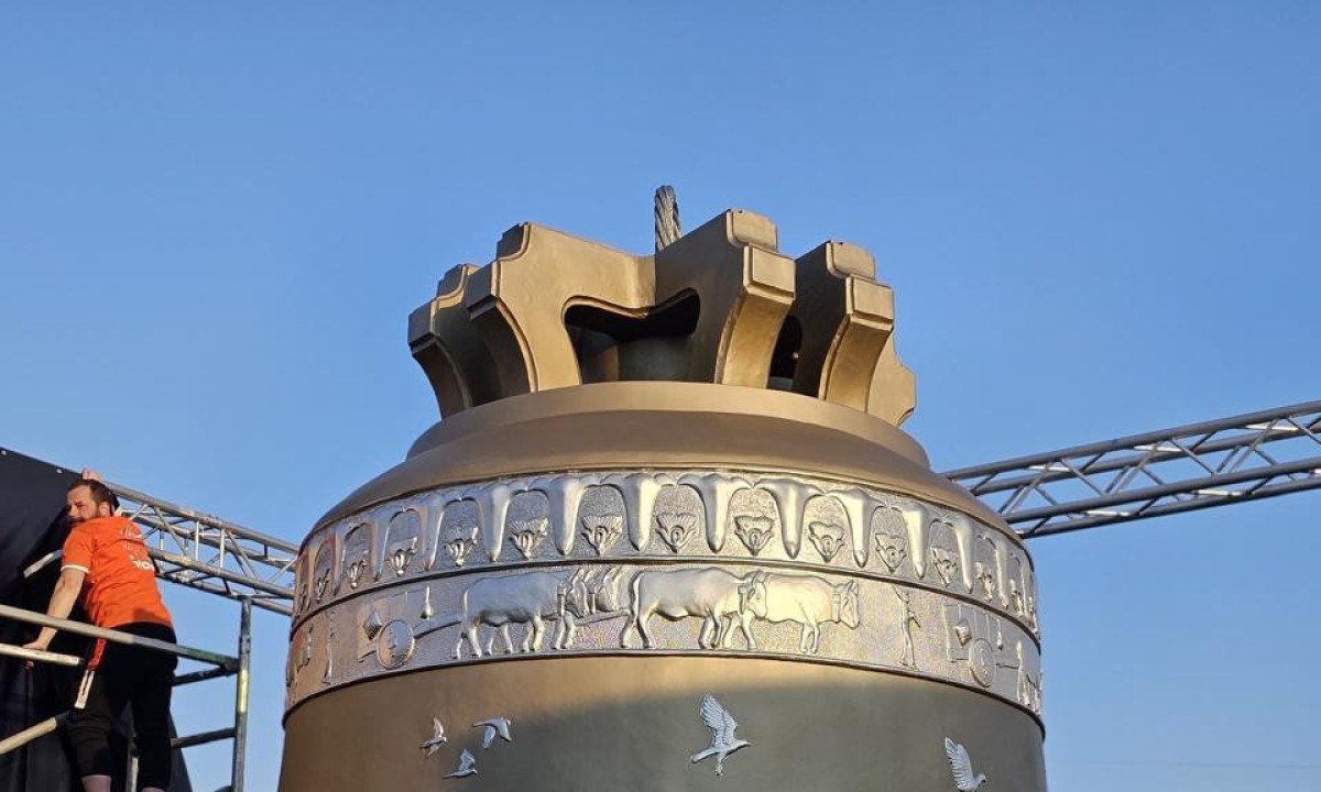 Fabricado em Crac&oacute;via, na Pol&ocirc;nia, o sino ser&aacute; um dos destaques na Nova Casa do Pai, santu&aacute;rio de devo&ccedil;&atilde;o ao Divino Pai Eterno em constru&ccedil;&atilde;o em Trindade (GO) -  (crédito: SANTU&Aacute;RIO BAS&Iacute;LICA DO DIVINO PAI ETERNO/DIVULGA&Ccedil;&Atilde;O  IGREJA CAT&Oacute;LICA/DIVULGA&Ccedil;&Atilde;O)
