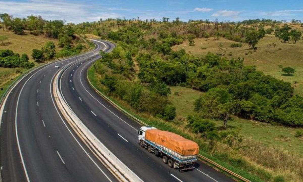 De acordo com a PRF, o fim das dilig&ecirc;ncias comprovou que 'o fator principal do acidente foi a obra com desn&iacute;vel entre faixas com sinaliza&ccedil;&atilde;o insuficiente, o que contribuiu para a perda de controle direcional do ve&iacute;culo' -  (crédito: Divulga&ccedil;&atilde;o / AESCOM ANTT)