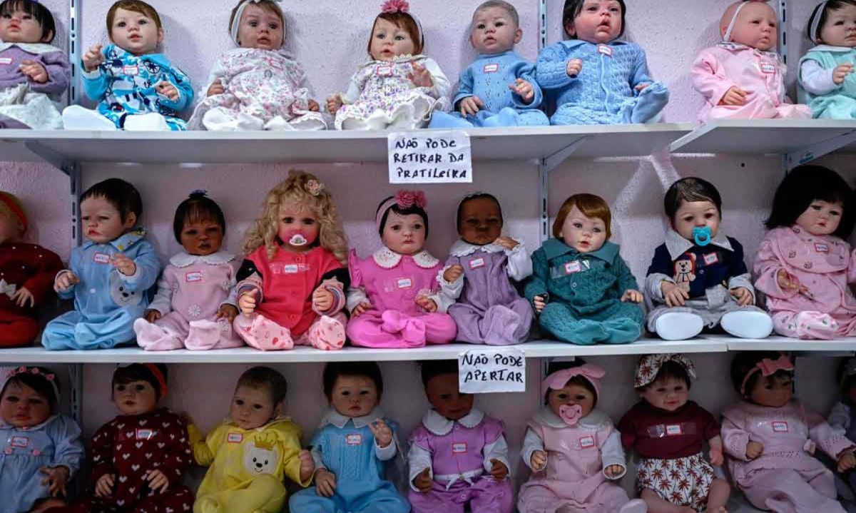 Loja de bebês reborn em Duque de Caxias, no Rio de Janeiro, oferece diferentes modelos de bonecos - (crédito: MAURO PIMENTEL / AFP) Loja de bebês reborn em Duque de Caxias, no Rio de Janeiro, oferece diferentes modelos de bonecos - (crédito: MAURO PIMENTEL / AFP)