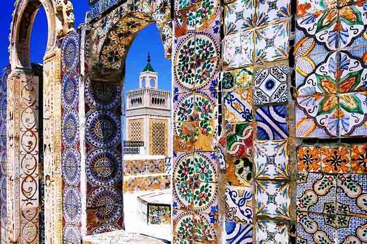 TUNÍSIA - Casas e pátios em Túnis têm azulejos com padrões islâmicos, usados em muros e fontes.
