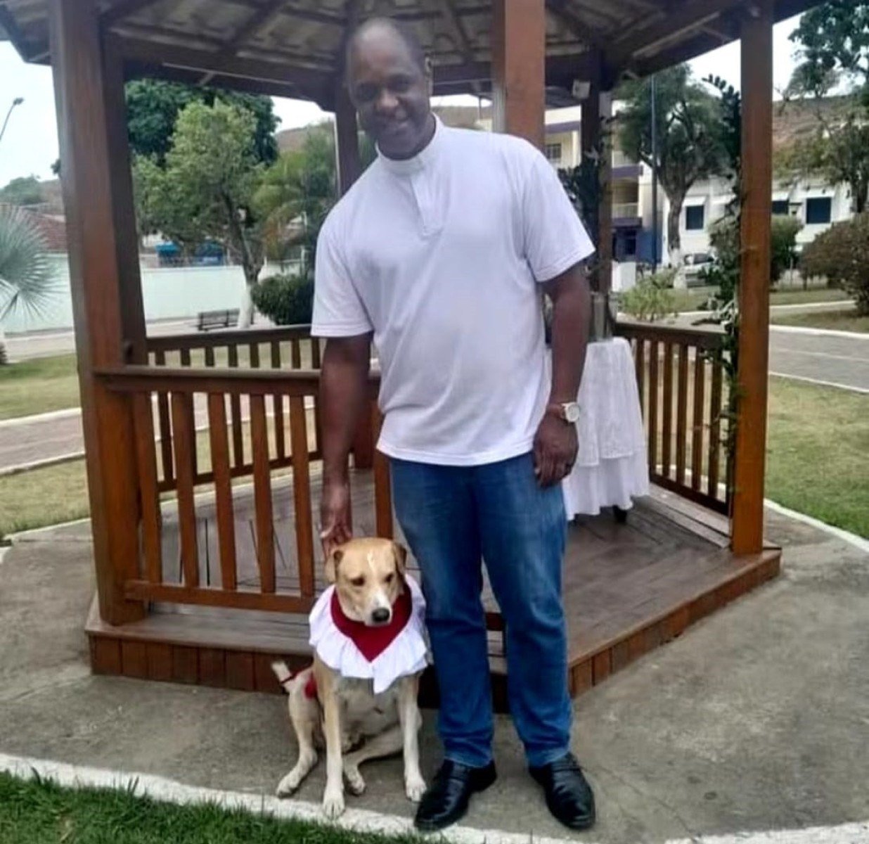 Cachorro 'Amarelo' e Padre José Cambraia
