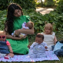 Jovem com 1,3 milhão de inscritos compartilha rotina com 'bebê reborn'