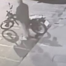 Ladrão flagrado por câmera furtando moto tinha tornozeleira eletrônica -  (crédito: Reprodução/Redes sociais)