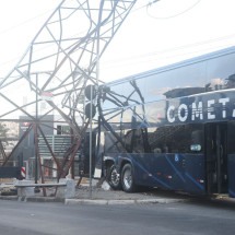 Ônibus bate em torre de transmissão e moradores da Grande BH ficam sem luz