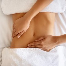 Drenagem linfática ajuda a reduzir impactos de mudanças no corpo - FreePik