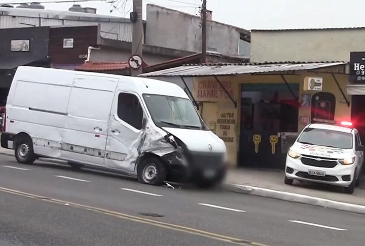 A polícia, então, que já estava perseguindo o marginal, conseguiu pegá-lo em flagrante. E recuperou o veículo. 