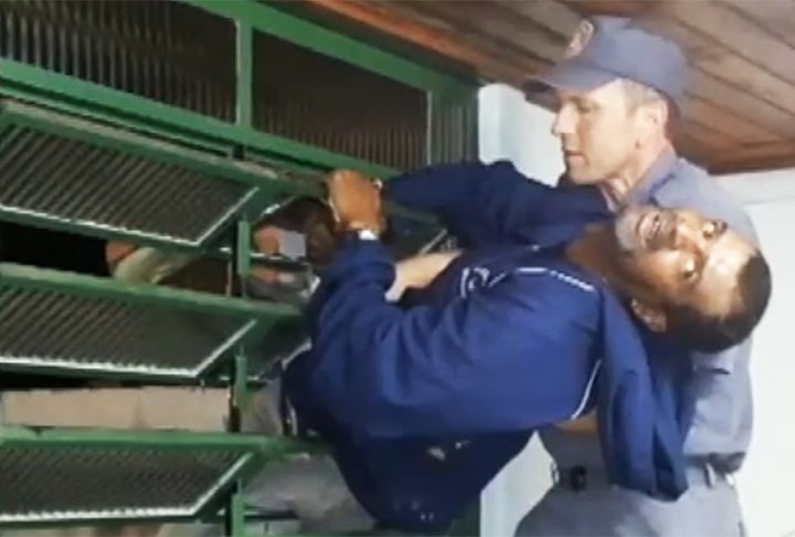 Em outubro de 2014, um outro caso, ainda mais bizarro, ocorreu em Piracicaba (SP). Um bandido virou piada depois de ficar preso numa janela ao tentar fugir, após o assalto. 