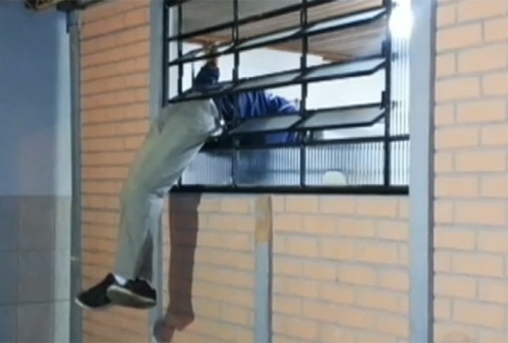 Erivelton Santos, que tinha invadido o imÃ³vel pertencente Ã  prefeitura, ficou entalado durante 2 horas atÃ© ser retirado pelos bombeiros. Eles tiveram que serrar a janela. Depois, o homem foi pra cadeia.  