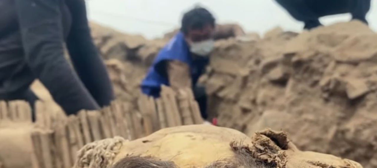 Em outro momento, arqueólogos peruanos descobriram em um espaço sagrado de Lima quatro múmias de crianças ao lado de restos mortais de um adulto. Os crânios das múmias ainda tinham cabelos. Acredita-se que sejam da cultura Ichma, que se desenvolveu na costa central do Peru antes da ascensão do Império Inca.