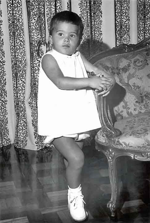 Paula Toller nasceu no Rio de Janeiro, no dia 23 de agosto de 1962. Ela foi criada por seu pai e avós paternos, já que sua mãe a abandonou quando ainda era criança. 