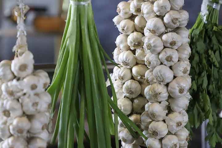 O alho tem referência direta a ideia de afastar o mal. Dessa forma, é conhecido por "absorver" as impurezas dos ambientes ao redor e, no misticismo, serve como um amuleto para proteção pessoal contra energias maléficas.