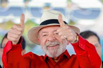 'Não podemos votar em qualquer tranqueira para governar o país', diz Lula 