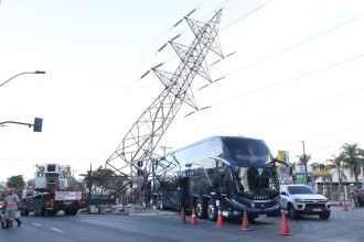 Trânsito é liberado após mais de 12h de batida de ônibus em torre