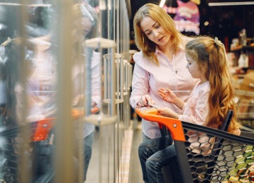 Mãe e filha no supermercado: escolhas mais rigorosas, o jeito de comprar está mudando -  (crédito: Gustavo Fring/Pexels)
