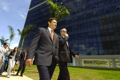 Aécio Neves (PSDB) e Márcio Lacerda (PSB), então governador de Minas e prefeito de BH, respectivamente, caminham pela Cidade Administrativa em 2010. Imóvel hoje está na lista de ativos negociáveis por Zema -  (crédito: Euler Junior/EM/D.A Press)