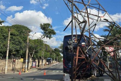 O acidente interditou as duas pistas da Avenida Babita Camargos, em Contagem -  (crédito: CBMG/Divulgação)