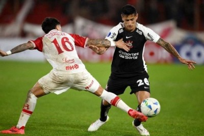 O Corinthians está fora da Copa Sul-Americana. Na noite desta terça-feira (27), o Timão não conseguiu transformar o maior volume de jogo em oportunidades e acabou perdendo para os reservas do Huracán. Confira como o Jogada10 avaliou os jogadores alvinegros. Foto: Divulgação/Conmebol -  (crédito: Divulgação/Conmebol)