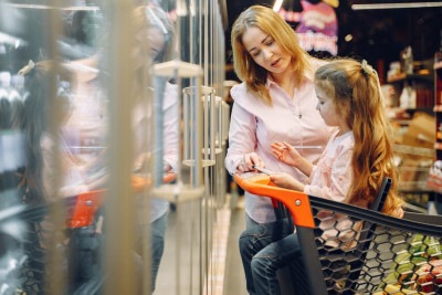 Mãe e filha no supermercado: escolhas mais rigorosas, o jeito de comprar está mudando -  (crédito: Gustavo Fring/Pexels)