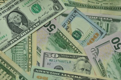 As opiniões se dividiram: enquanto alguns usuários nas redes a chamaram de 'ídolo' por ter aproveitado a situação, outros questionaram a responsabilidade de quem recebe e gasta um dinheiro que não lhe pertence -  (crédito: Reprodução/Pexels)