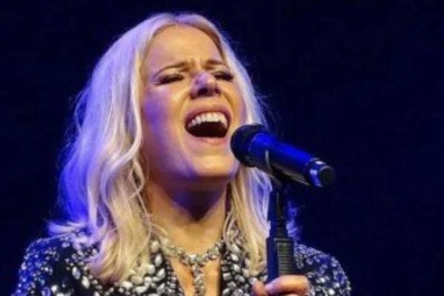 A cantora Paula Toller segue a sua turnê "Amorosa" , comemorativa dos 40 anos de carreira, percorrendo o Brasil com shows em diversas cidades. Ela vai cantar no Vila Germanica Park, em Blumenau (SC), no dia 30 de maio, e no Music Park, de Balneário Camboriú (SC), no dia 31.  -  (crédito: Divulgação )
