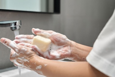 A Agência Nacional de Vigilância Sanitária (Anvisa) suspendeu a venda de uma linha de sabonetes da marca Mercado de Banho no mês de maio por falta de registro. Os sabonetes levam ingredientes como argila verde e açafrão e, sem a aprovação sanitária, não há garantia de segurança na utilização pelo consumidor. Foto com imagem ilustrativa 
 -  (crédito: Imagem gerada por i.a )