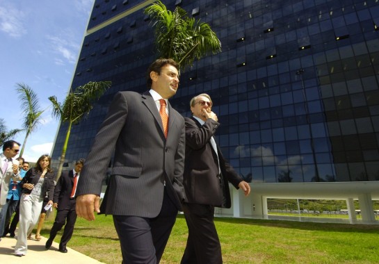 Aécio protesta contra lista de imóveis de Zema: ‘Minas não está à venda'
