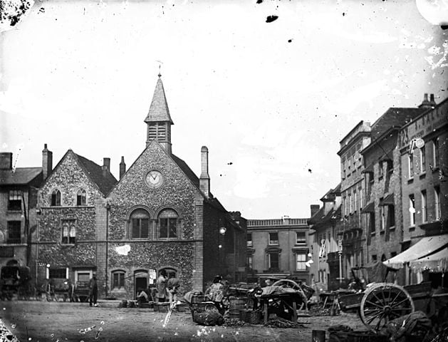 Originalmente construído como uma casa de comerciantes, Moyse's Hall já teve diversos usos ao longo do tempo — serviu de moradia, pousada e até de posto policial antes de ser convertido em museu em 1899.