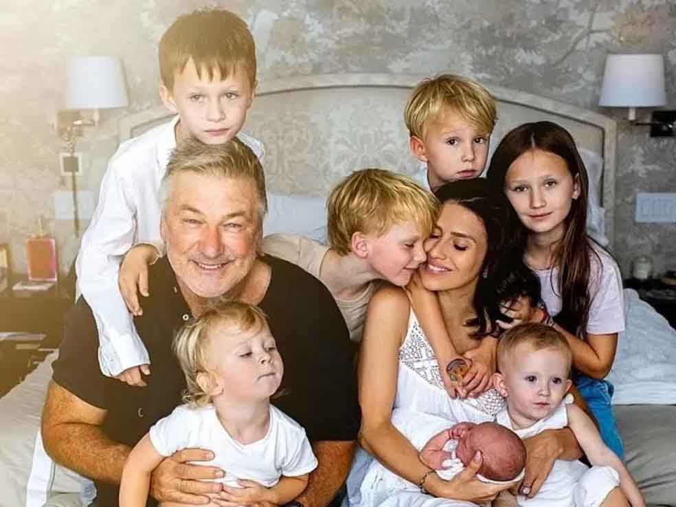 A revelação foi feita por Hilaria em entrevista ao podcast misSPELLING, comandado pela atriz de "Barrados no Baile", Tori Spelling. E ela deixou claro que, para Baldwin, não basta mais um. "Alec quer muito mais filhos, tipo, muito, muito mesmo", relatou.