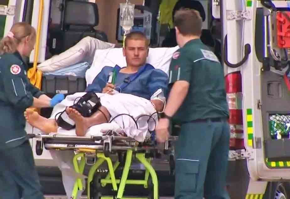 Um mês depois, em julho, um surfista passou por momentos de desespero na costa oeste da Austrália. Ele foi atacado por um tubarão, mas, mesmo ferido, conseguiu remar por 600 metros até a areia e foi levado para o hospital. -Reprodução Twitter
