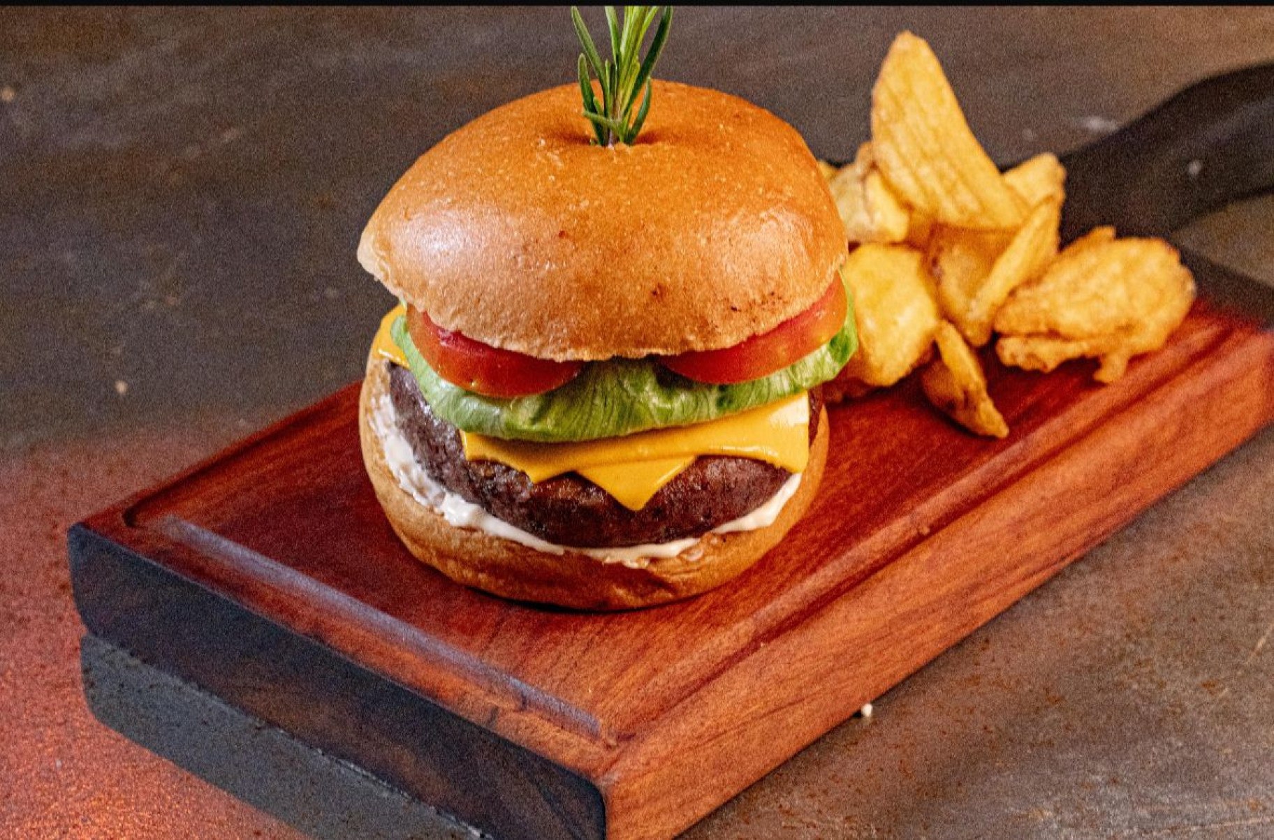 Hambúrguer de cordeiro com gorgonzola do Bebedouro