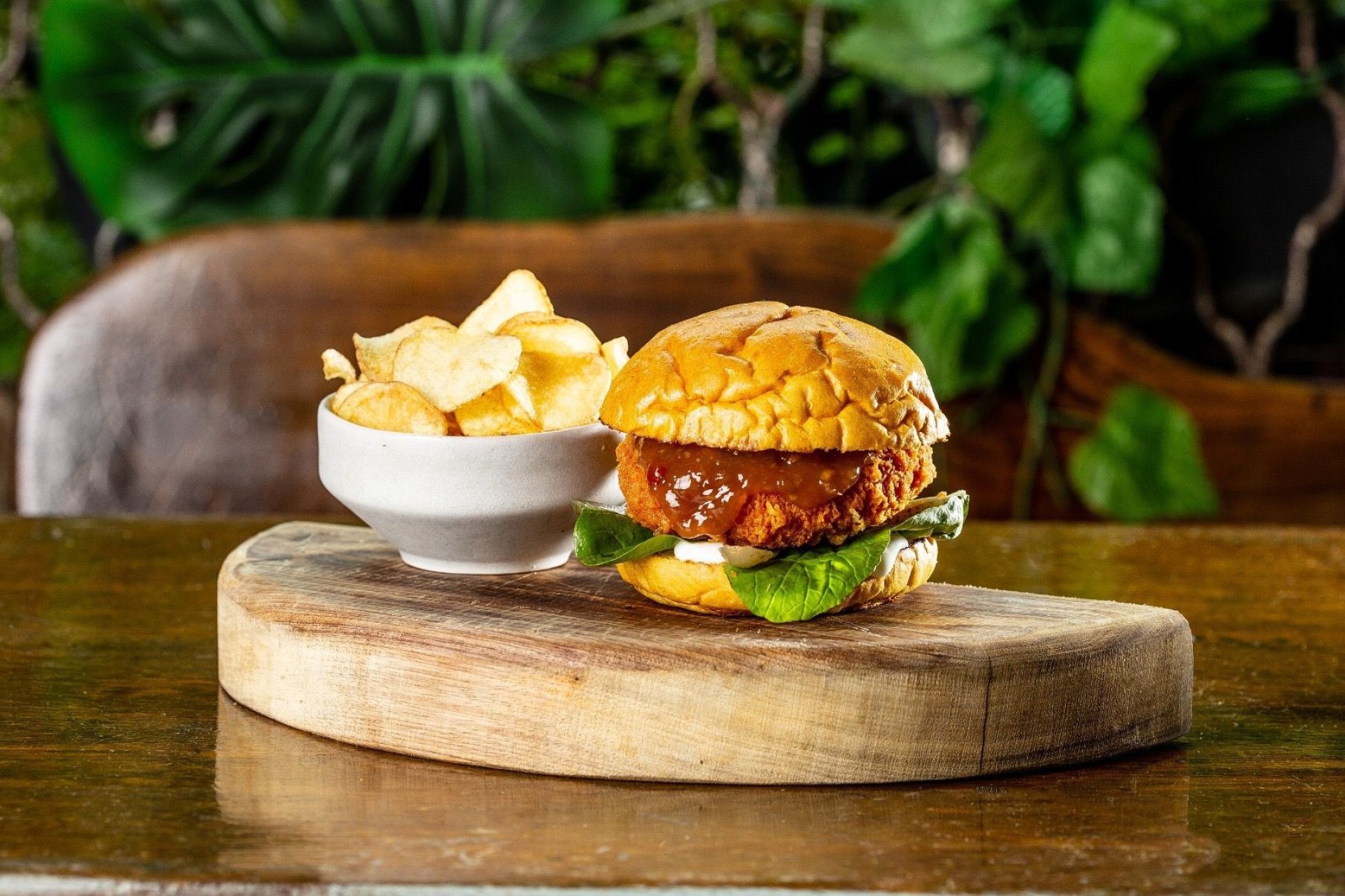 O Skewer Burger é um langamento do Jângal que leva um blend de frango e bacon empanado no parmesão