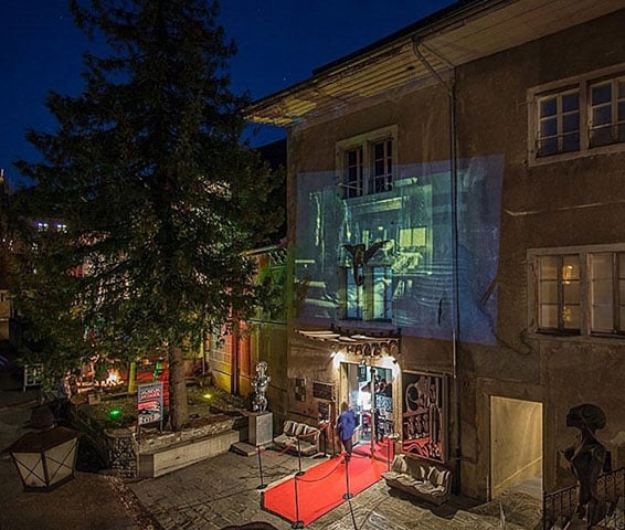Mais precisamente dentro de um castelo chamado Château St. Germain, na cidade de Gruyéres, que ainda mantém características medievais - o que por si só já atrai a atenção. 