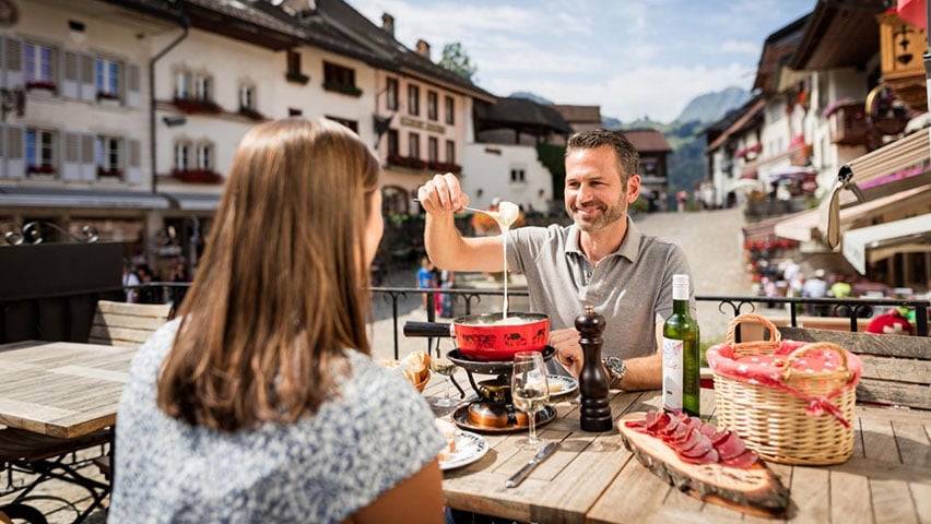 O produto é bastante valorizado no local e também tem atrativo turístico na Gastronomia.  Os restaurantes do centro da vila servem fondue com o queijo Gruyère 