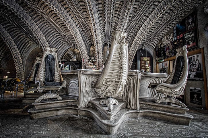 O trabalho mais famoso de sua carreira foi homenageado através do bar anexo ao museu. O local chama a atenção pela cenografia futurista que o ornamenta 